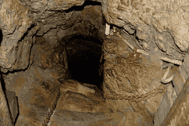 Narrow tunnel entrance of Patal Bhuvaneshwar underground cave temple